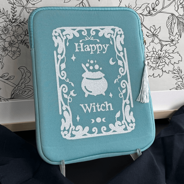 Protection pour IPad 11 ‘’ ou livre A5 « Happy Witch »