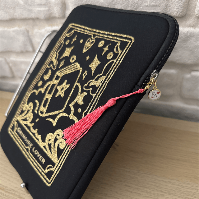 Protection d’Ipad ou livre A5 « Grimoire Lover »