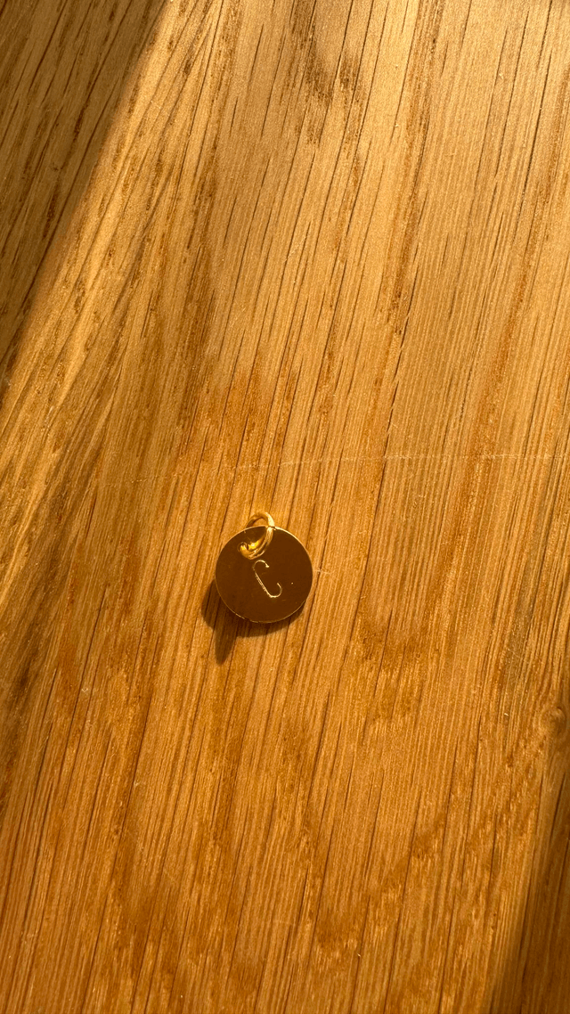Estompage sur pendentif en laiton doré