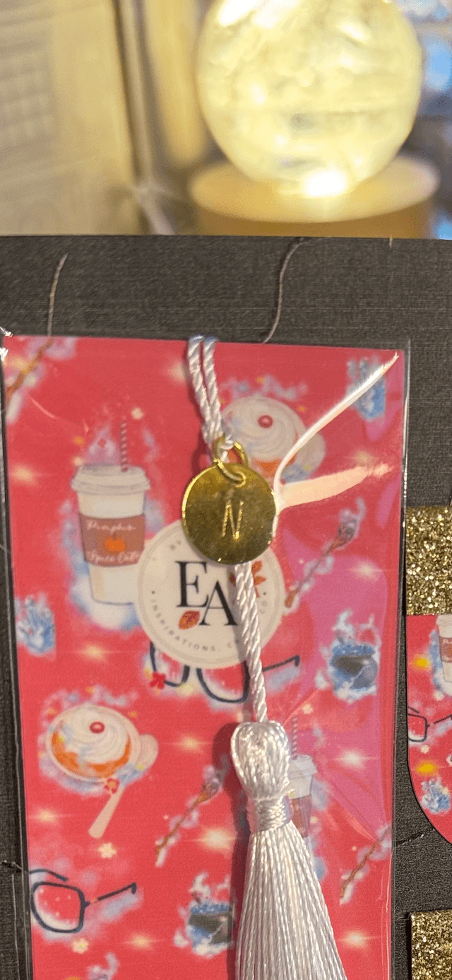 Estompage sur pendentif en laiton doré