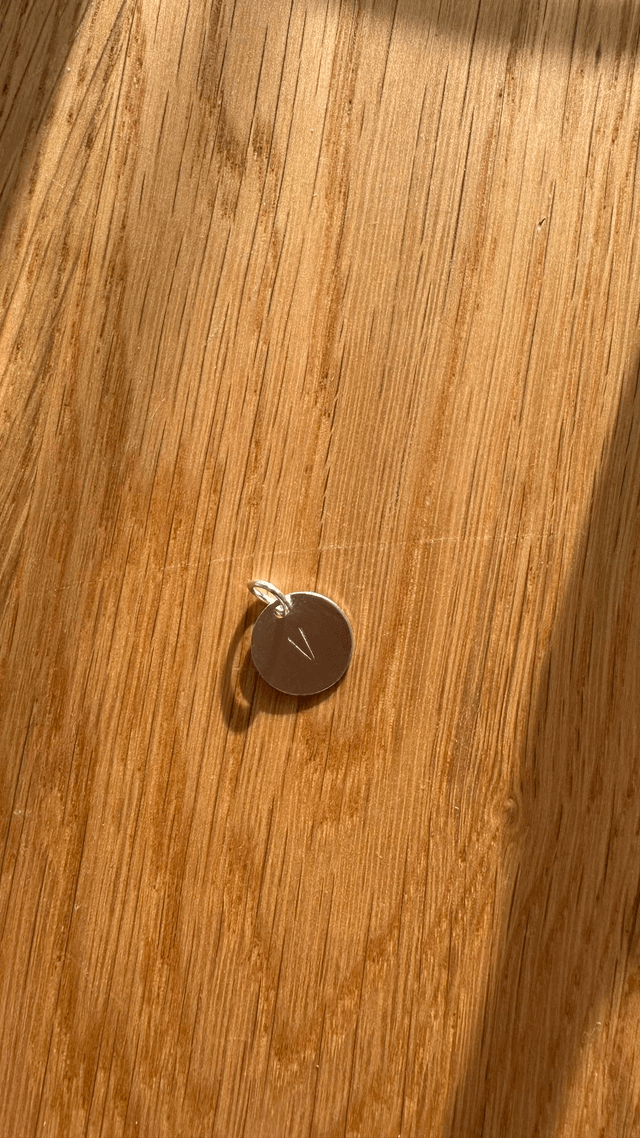 Estompage sur pendentif en laiton argenté