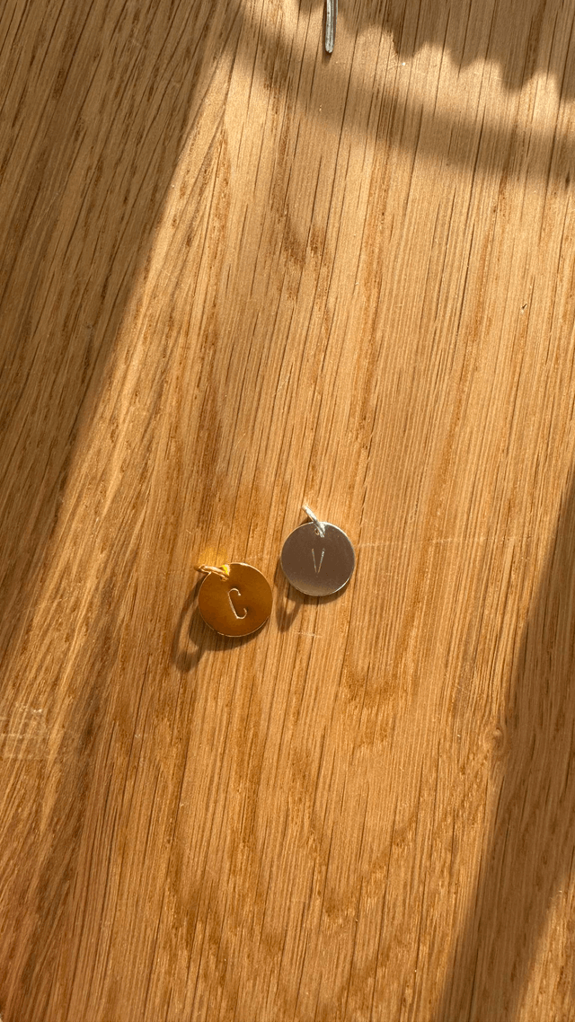 Estompage sur pendentif en laiton doré
