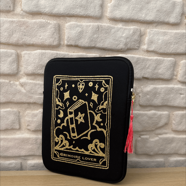 Protection d’Ipad ou livre A5 « Grimoire Lover »