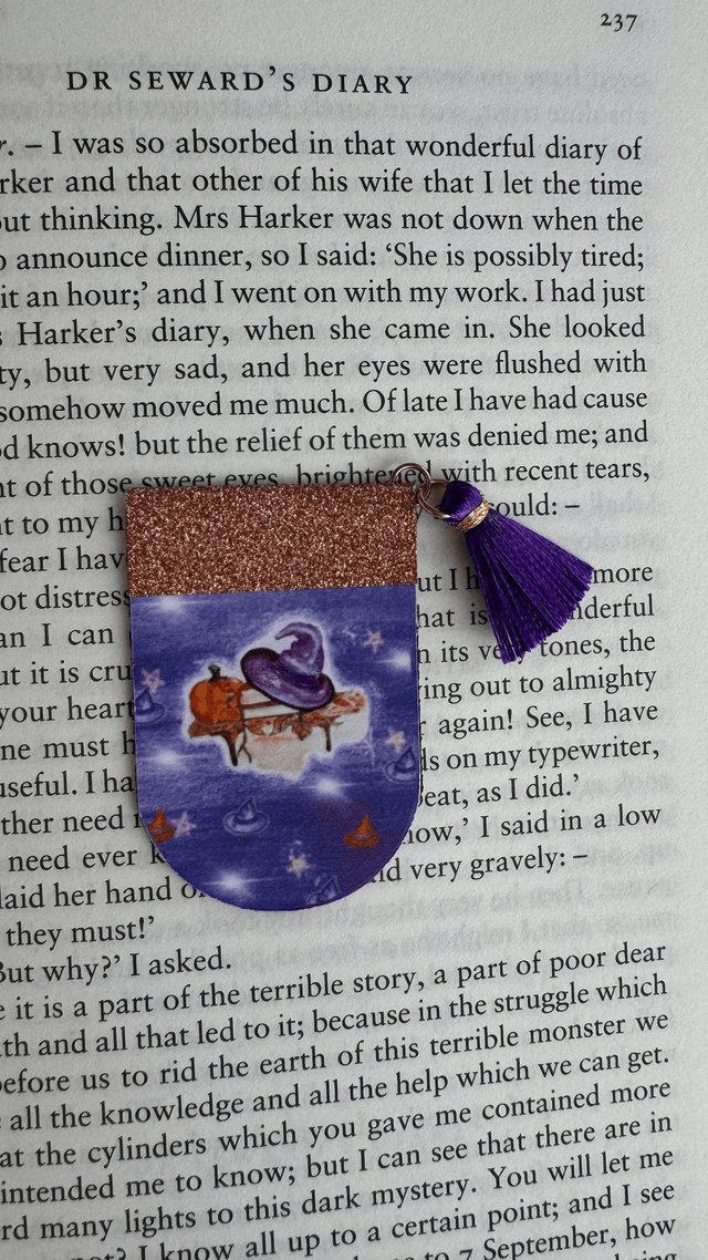 Marque-page magnétique avec gland textile, Collection Halloween Town, Purple Witch