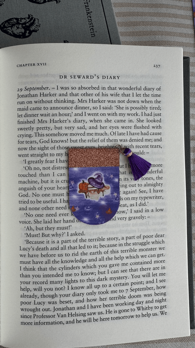Marque-page magnétique avec gland textile, Collection Halloween Town, Purple Witch